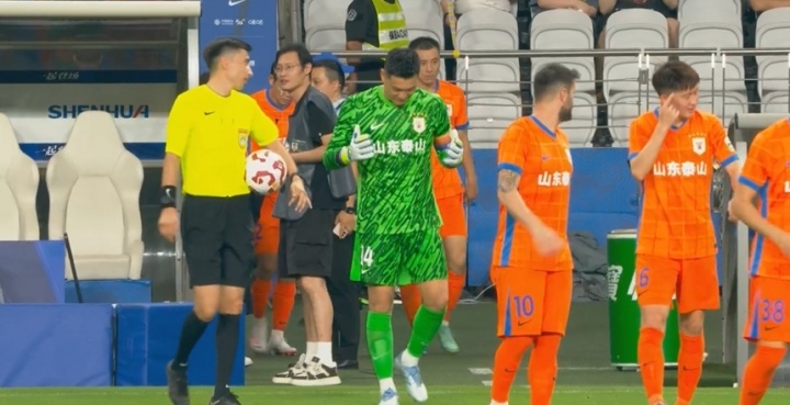 mk体育-诉苦！王彤找瓦科交流，指了指麦麦提江，随后指向自己的脑袋