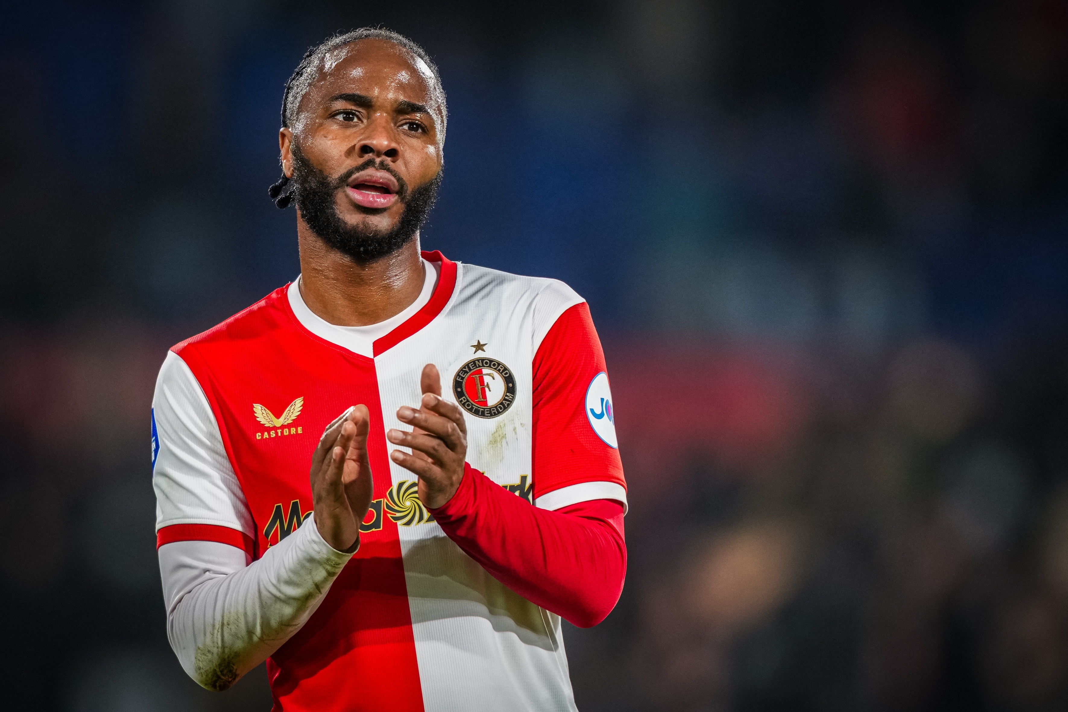 记者提问斯特林时笑了，斯特林回怼：你不该笑，我在努力找回状态