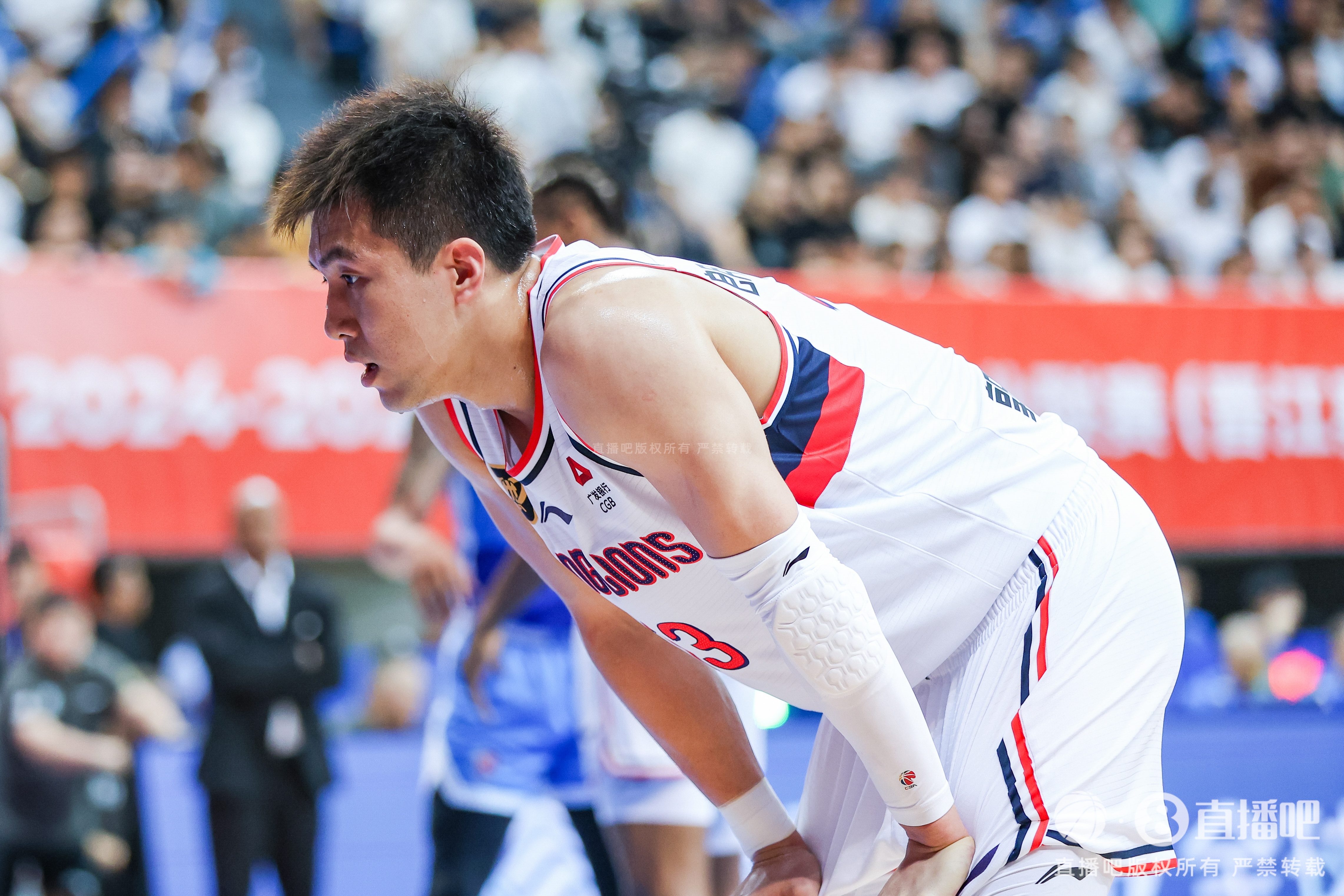 mk体育网页版-黑透了的一年！郭艾伦3月初遭膝盖重伤赛季报销 今又被诈骗近千万